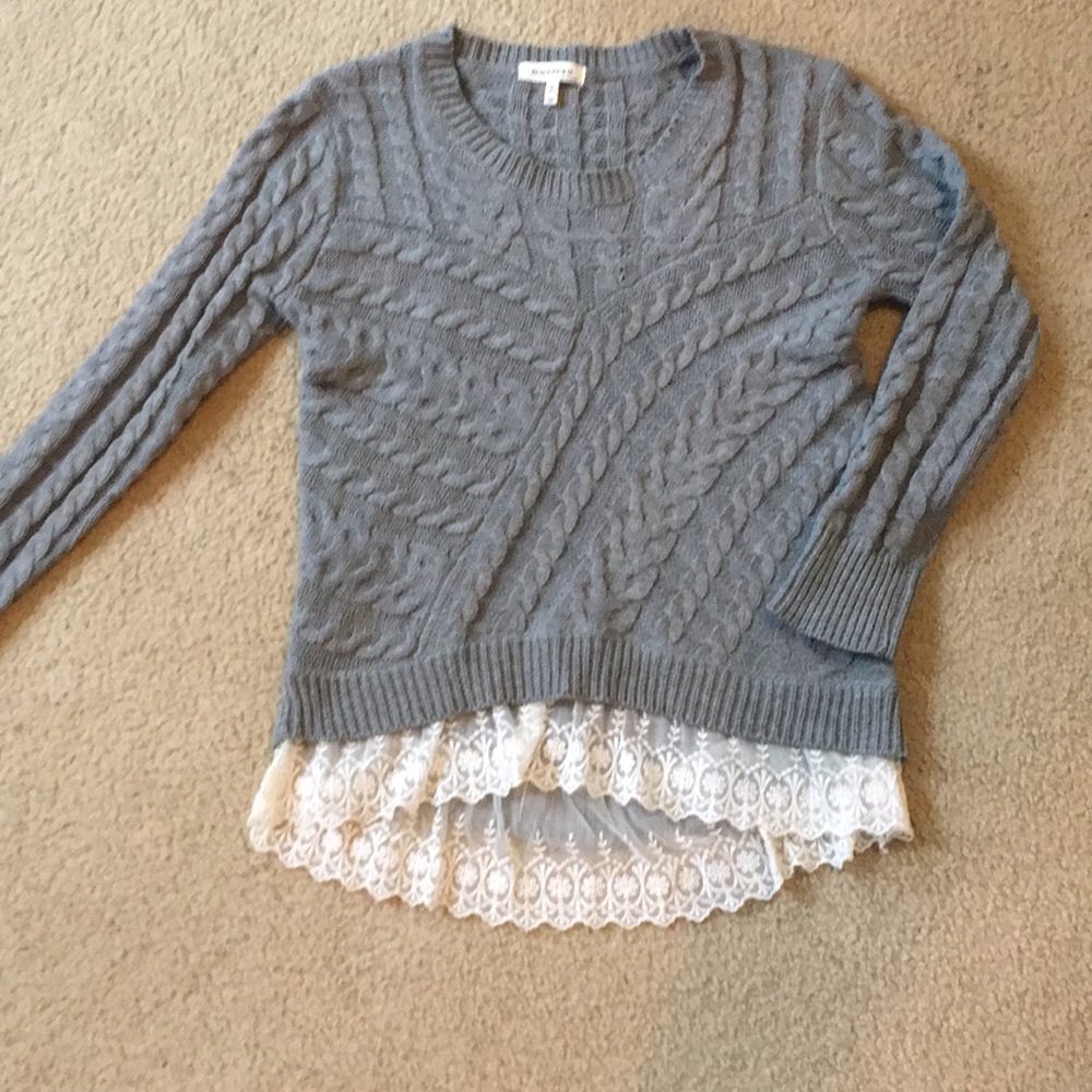 Gray cable knit sweater with white lace 💕